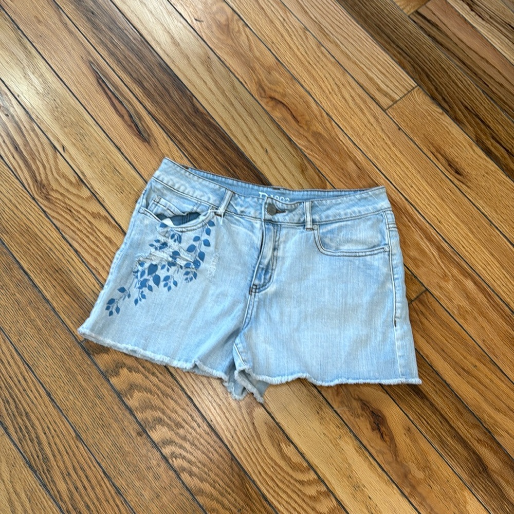 Embroidery shorts size 8